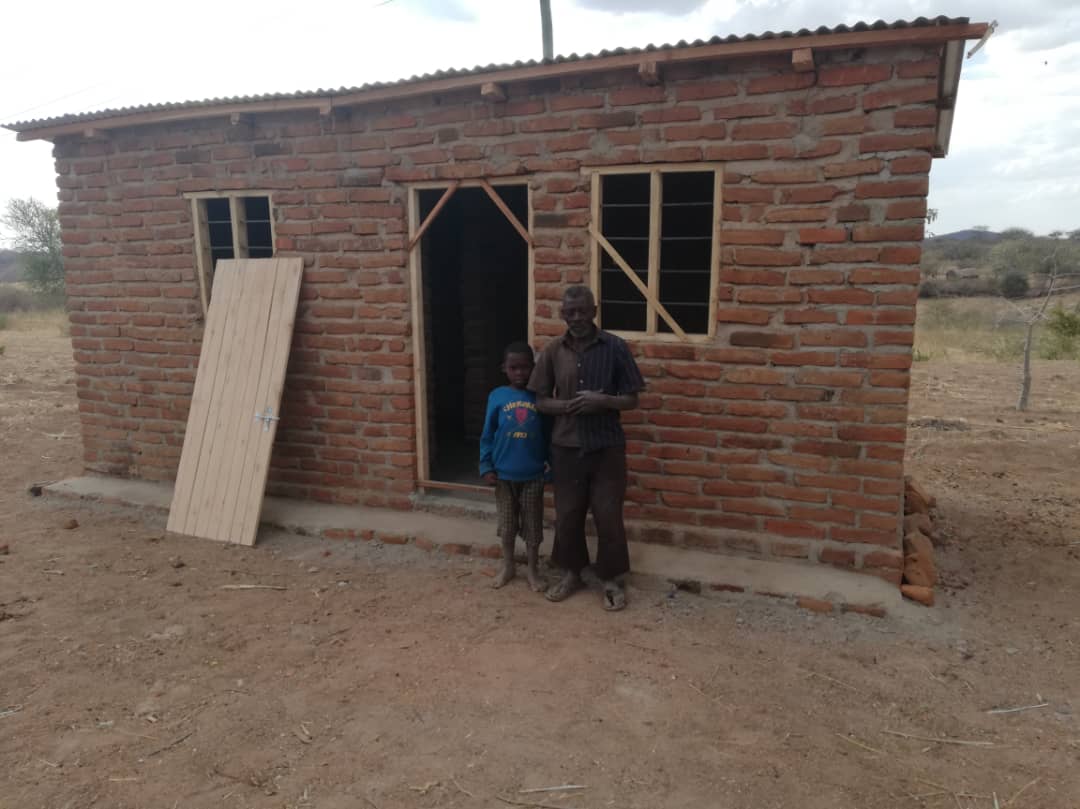 O casă nouă - o minune pentru un bunic și nepotul său