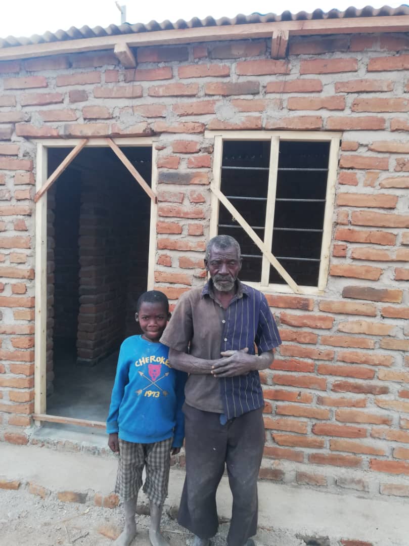 O casă nouă - o minune pentru un bunic și nepotul său