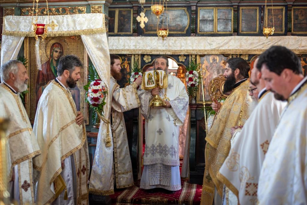 Liturghie baptismală, sfințire de casă socială, de fântână și de monument al eroilor la Parohia Doroșcani