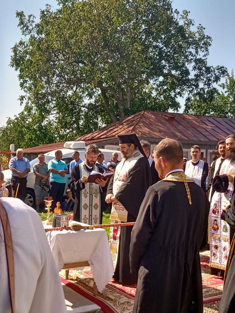Liturghie baptismală, sfințire de casă socială, de fântână și de monument al eroilor la Parohia Doroșcani