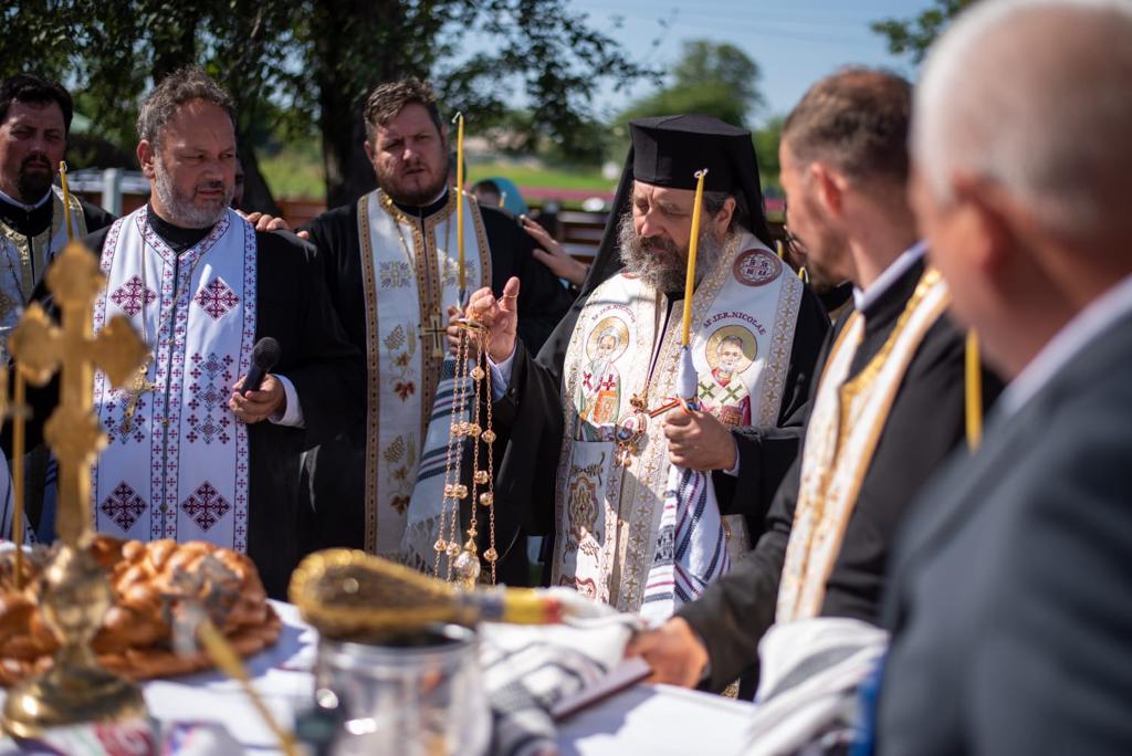 Liturghie baptismală, sfințire de casă socială, de fântână și de monument al eroilor la Parohia Doroșcani