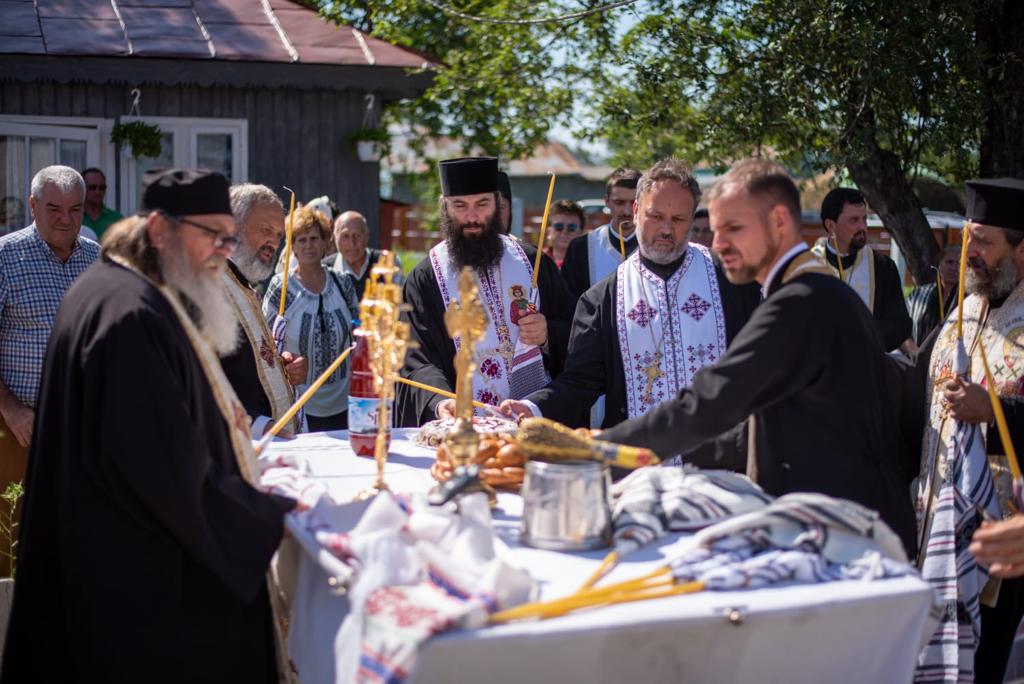 Liturghie baptismală, sfințire de casă socială, de fântână și de monument al eroilor la Parohia Doroșcani