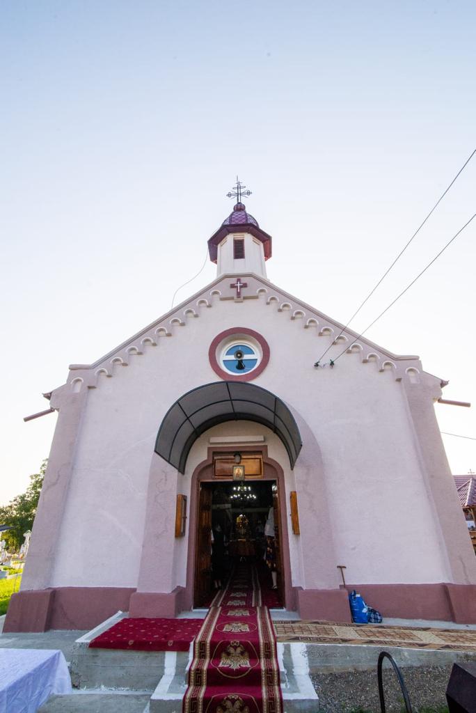 Liturghie baptismală, sfințire de casă socială, de fântână și de monument al eroilor la Parohia Doroșcani