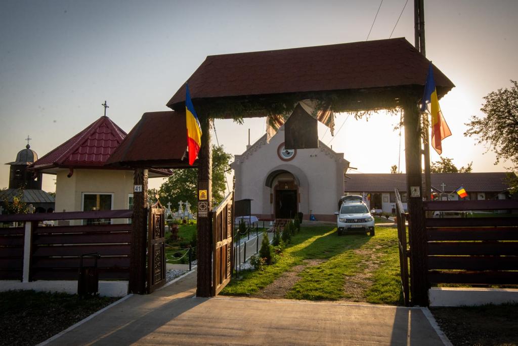 Liturghie baptismală, sfințire de casă socială, de fântână și de monument al eroilor la Parohia Doroșcani