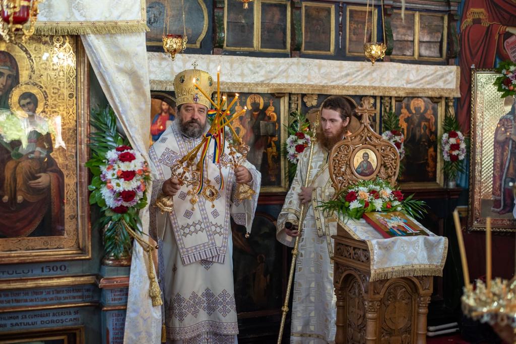 Liturghie baptismală, sfințire de casă socială, de fântână și de monument al eroilor la Parohia Doroșcani