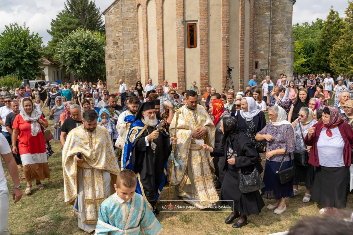 Liturghie arhierească în Parohia Precista din Bacău Liturghie arhierească în Parohia Precista din Bacău