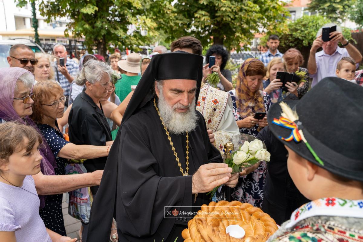Liturghie arhierească în Parohia Precista din Bacău