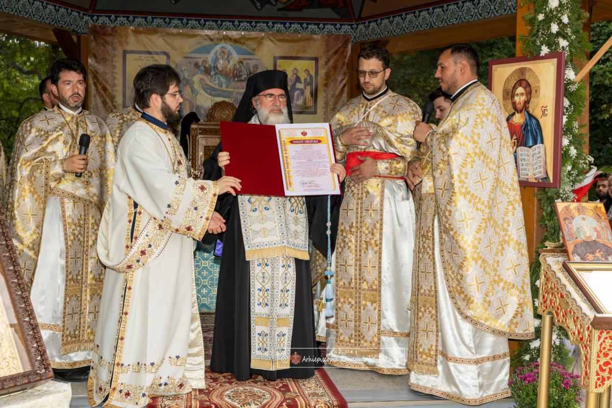 Liturghie arhierească în Parohia Precista din Bacău Liturghie arhierească în Parohia Precista din Bacău