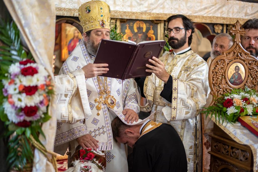 Liturghie baptismală, sfințire de casă socială, de fântână și de monument al eroilor la Parohia Doroșcani