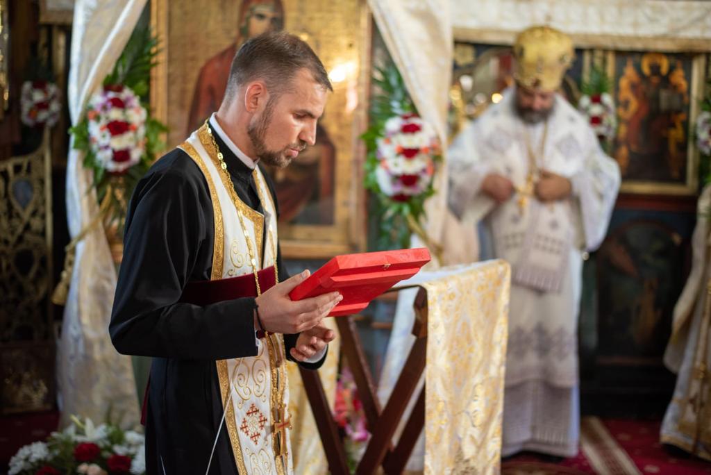 Liturghie baptismală, sfințire de casă socială, de fântână și de monument al eroilor la Parohia Doroșcani