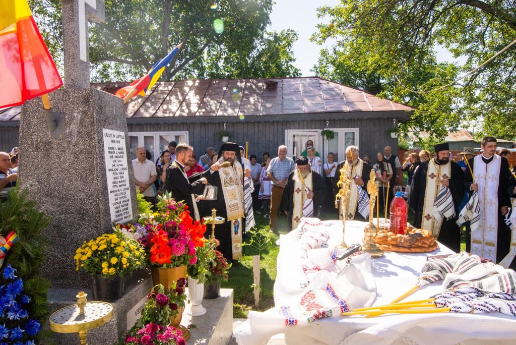 Liturghie baptismală, sfințire de casă socială, de fântână și de monument al eroilor la Parohia Doroșcani