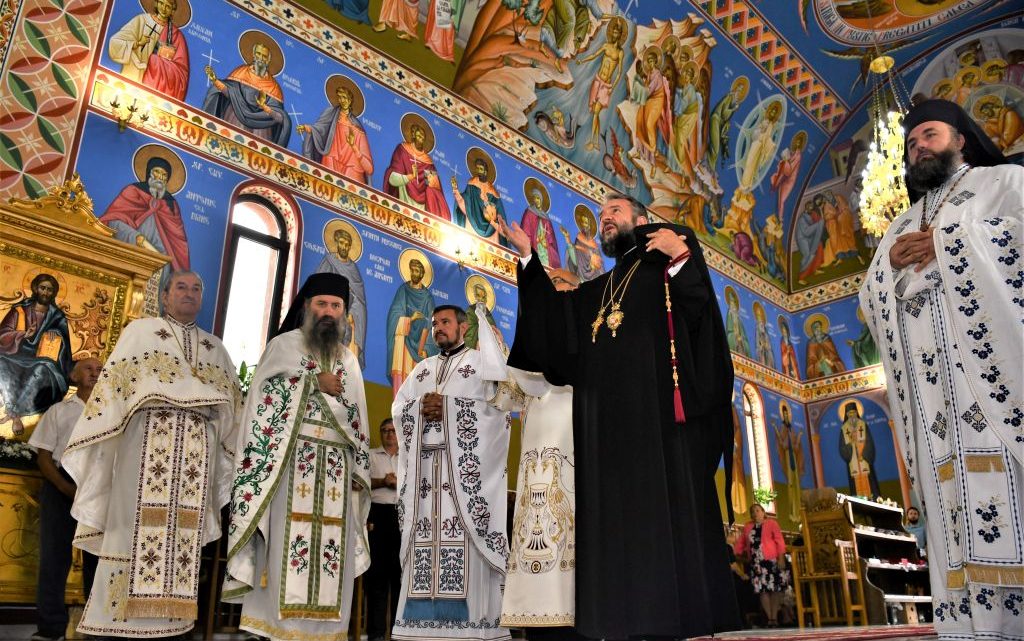 Foto: episcopiacaransebesului.ro Așezământul monahal-social „Țara Almăjului” și-a sărbătorit cel de-al doilea hram