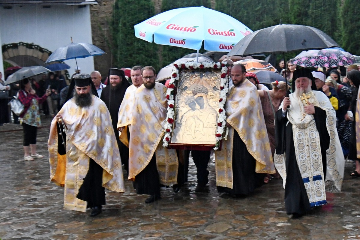 Praznicul Adormirii Maicii Domnului la Mănăstirea Hadâmbu Praznicul Adormirii Maicii Domnului la Mănăstirea Hadâmbu