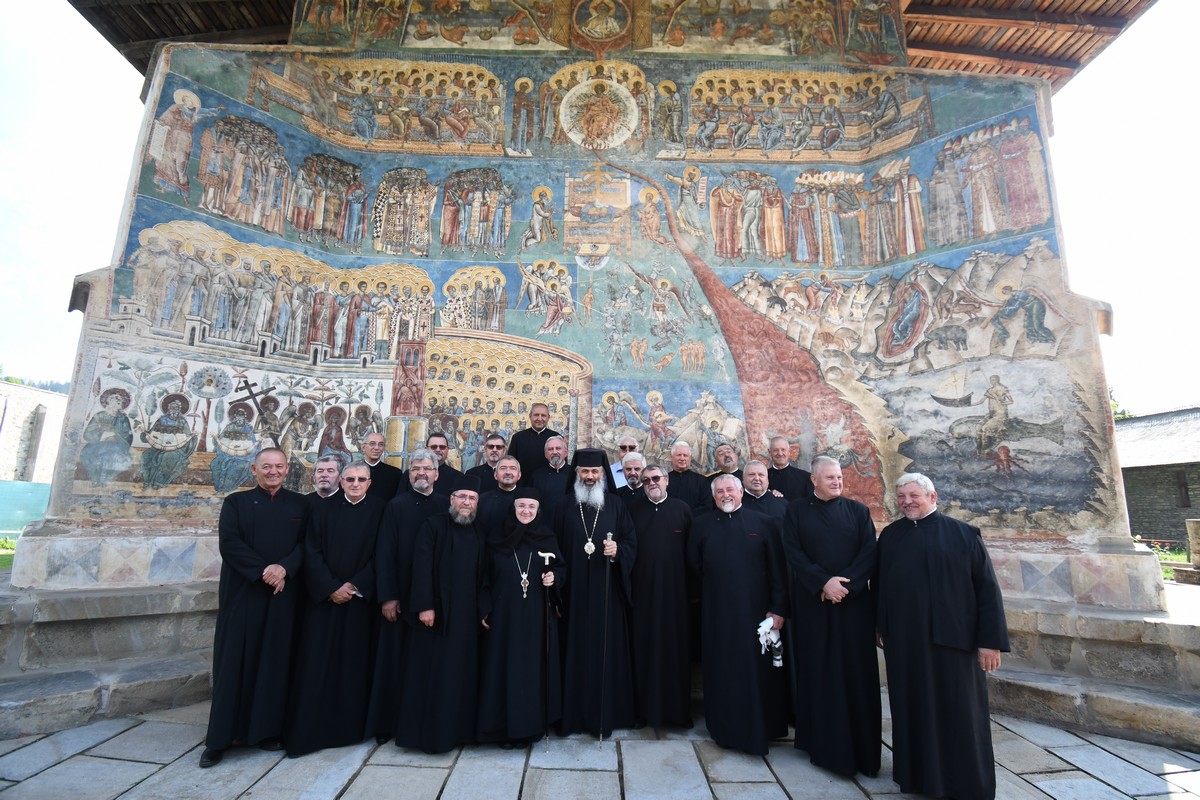 Promoția 1985 de la Facultatea de Teologie Ortodoxă din Sibiu s-a reunit la Mănăstirea Voroneț