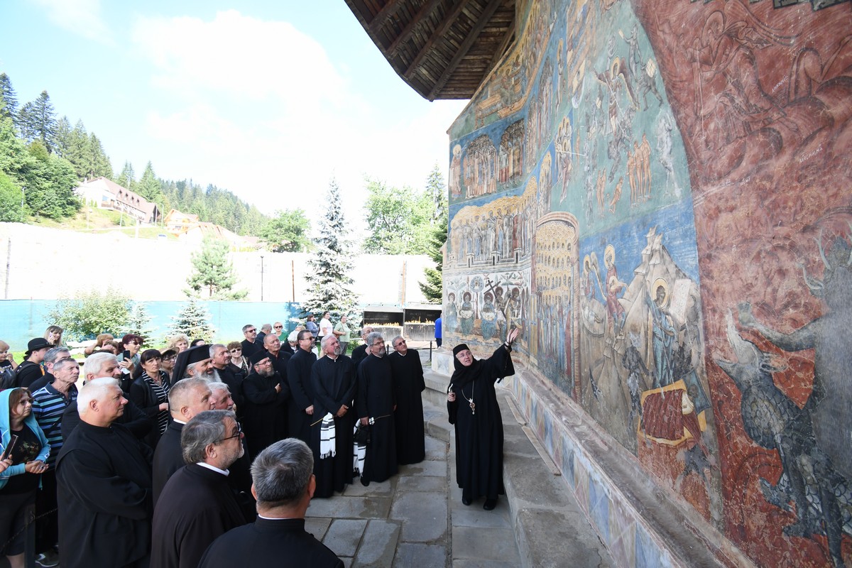 Promoția 1985 de la Facultatea de Teologie Ortodoxă din Sibiu s-a reunit la Mănăstirea Voroneț