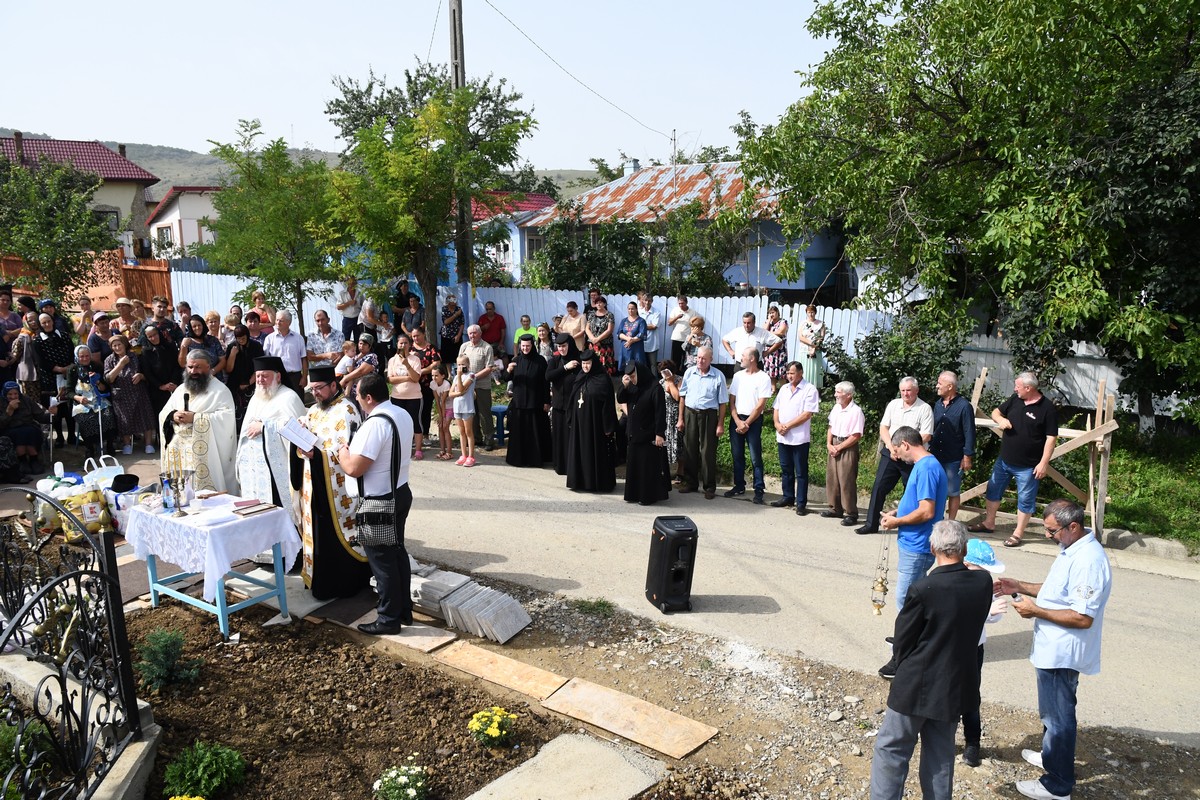 Troiţă în cinstea Sfintei Parascheva, sfinţită la Voineşti