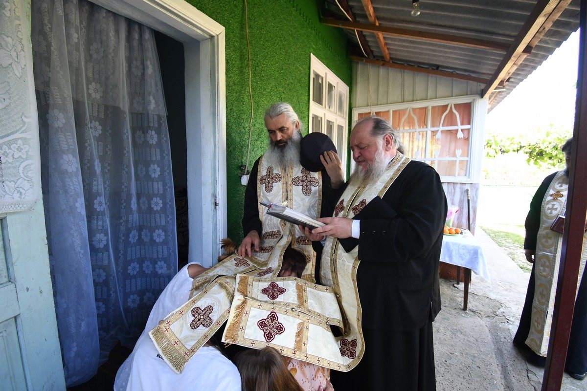 Mănăstirea Hadâmbu a dăruit o locuință unei familii nevoiaşe de peste Prut