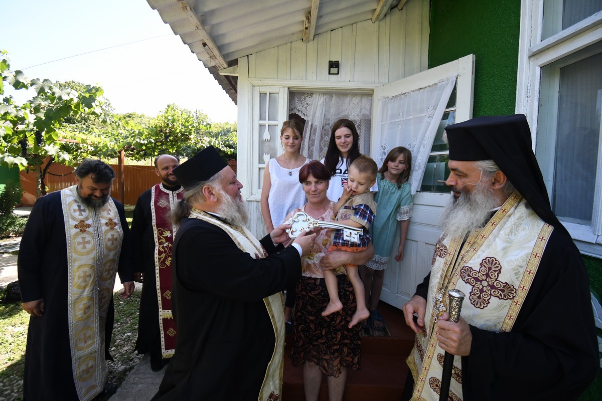 Mănăstirea Hadâmbu a dăruit o locuință unei familii nevoiaşe de peste Prut