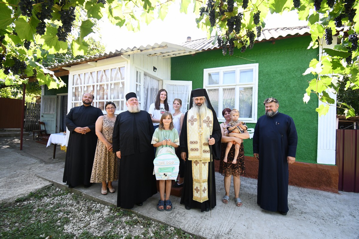 Mănăstirea Hadâmbu a dăruit o locuință unei familii nevoiaşe de peste Prut