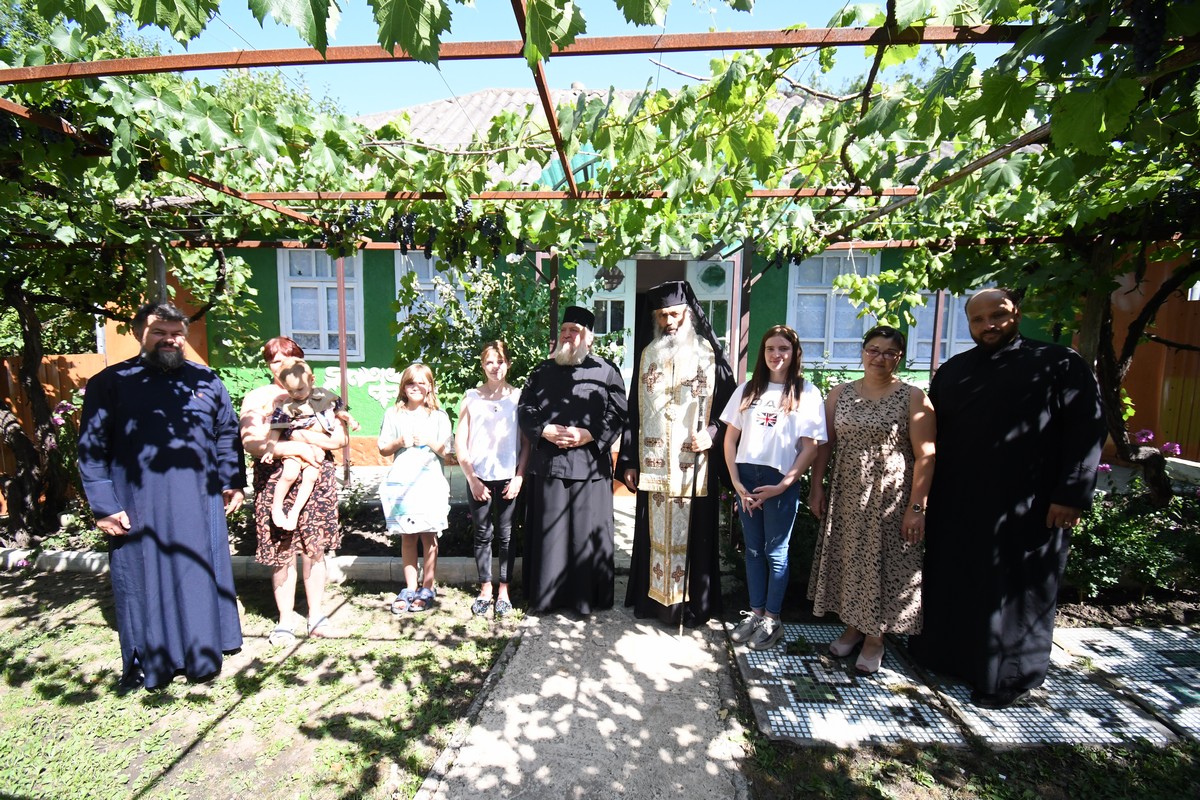 Mănăstirea Hadâmbu a dăruit o locuință unei familii nevoiaşe de peste Prut