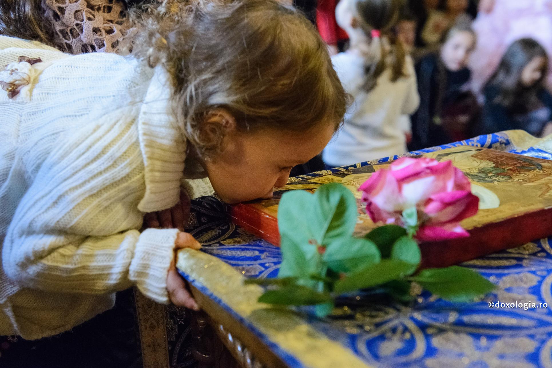 fetiță sărutând icoana