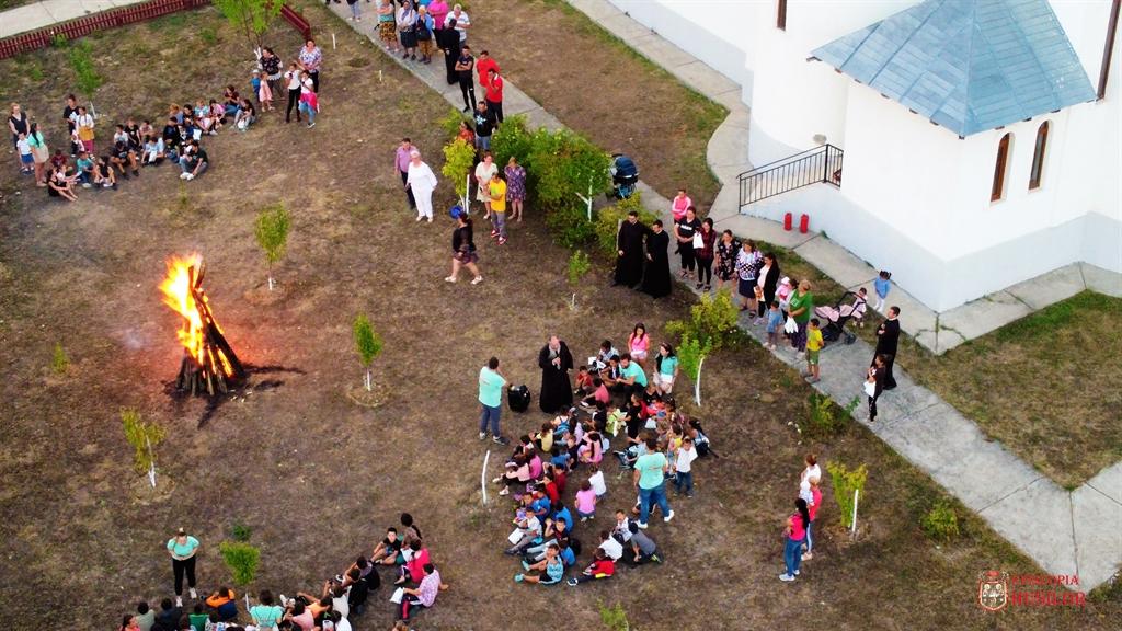 PS Ignatie, alături de cei 120 de copii și tineri din tabăra rurală „Copilărie și credință” de la Fundu Văii, Protopopiatul Bârlad