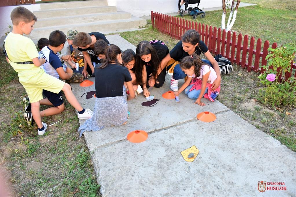 PS Ignatie, alături de cei 120 de copii și tineri din tabăra rurală „Copilărie și credință” de la Fundu Văii, Protopopiatul Bârlad