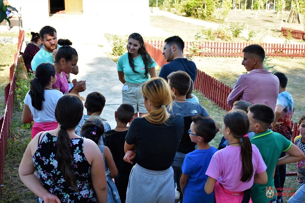 PS Ignatie, alături de cei 120 de copii și tineri din tabăra rurală „Copilărie și credință” de la Fundu Văii, Protopopiatul Bârlad