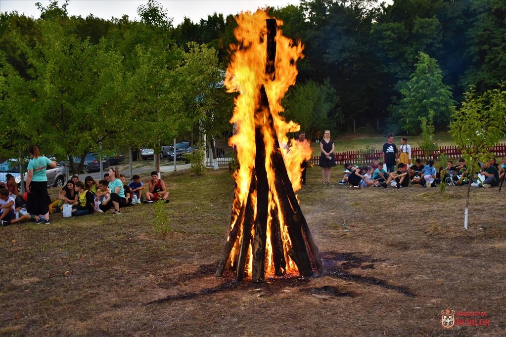 PS Ignatie, alături de cei 120 de copii și tineri din tabăra rurală „Copilărie și credință” de la Fundu Văii, Protopopiatul Bârlad