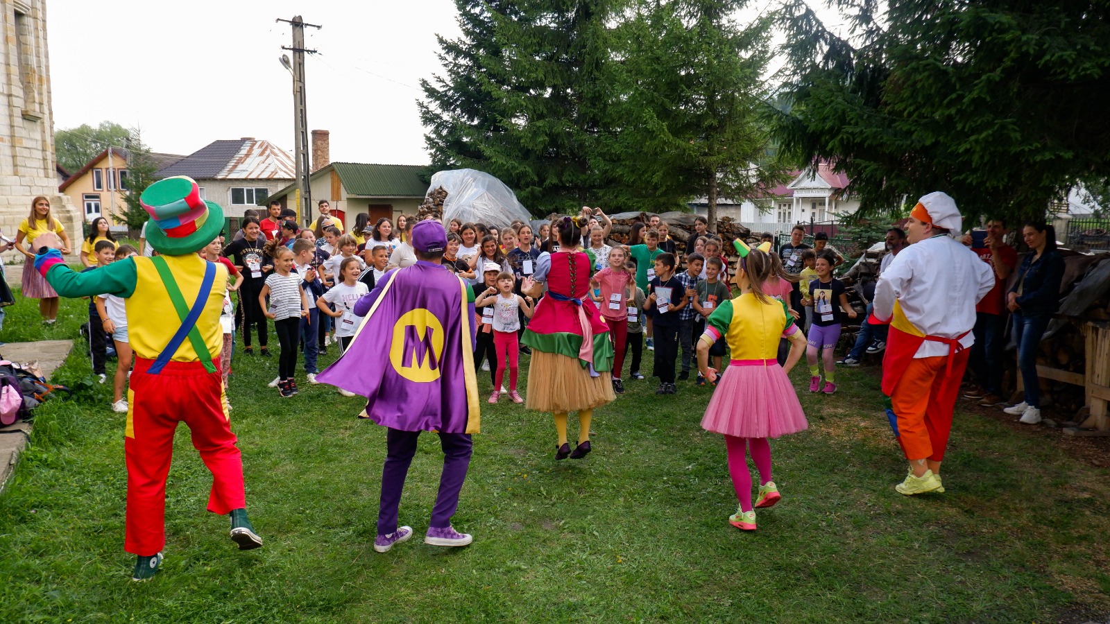 Gașca Zurli, alături de participanții la „Tabăra din pridvorul satului”