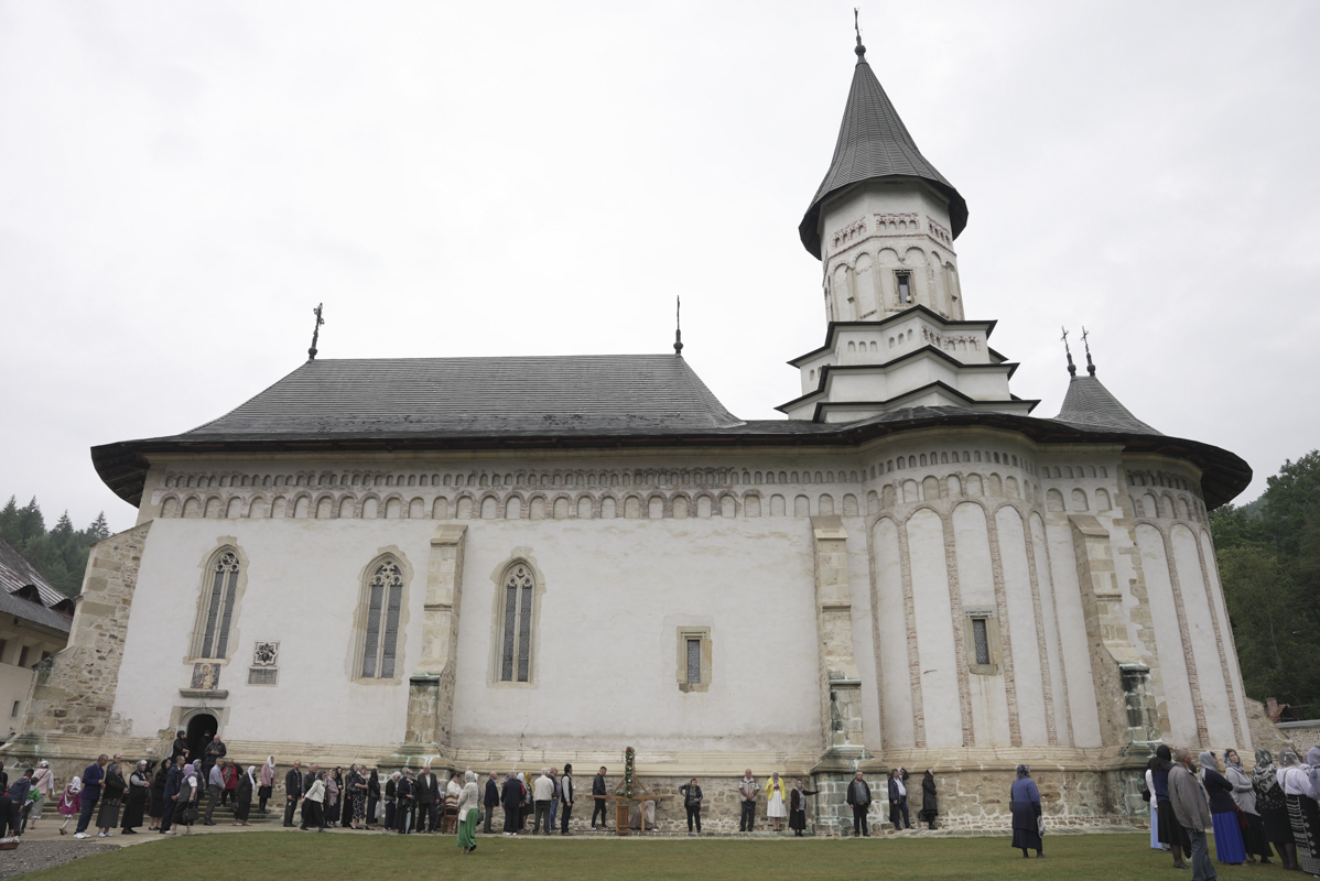 Foto: Adrian Sârbu Hramul Mănăstirii Bistrița: „Prin Domnul Hristos și prin Preasfânta Născătoare de Dumnezeu am redobândit Raiul”