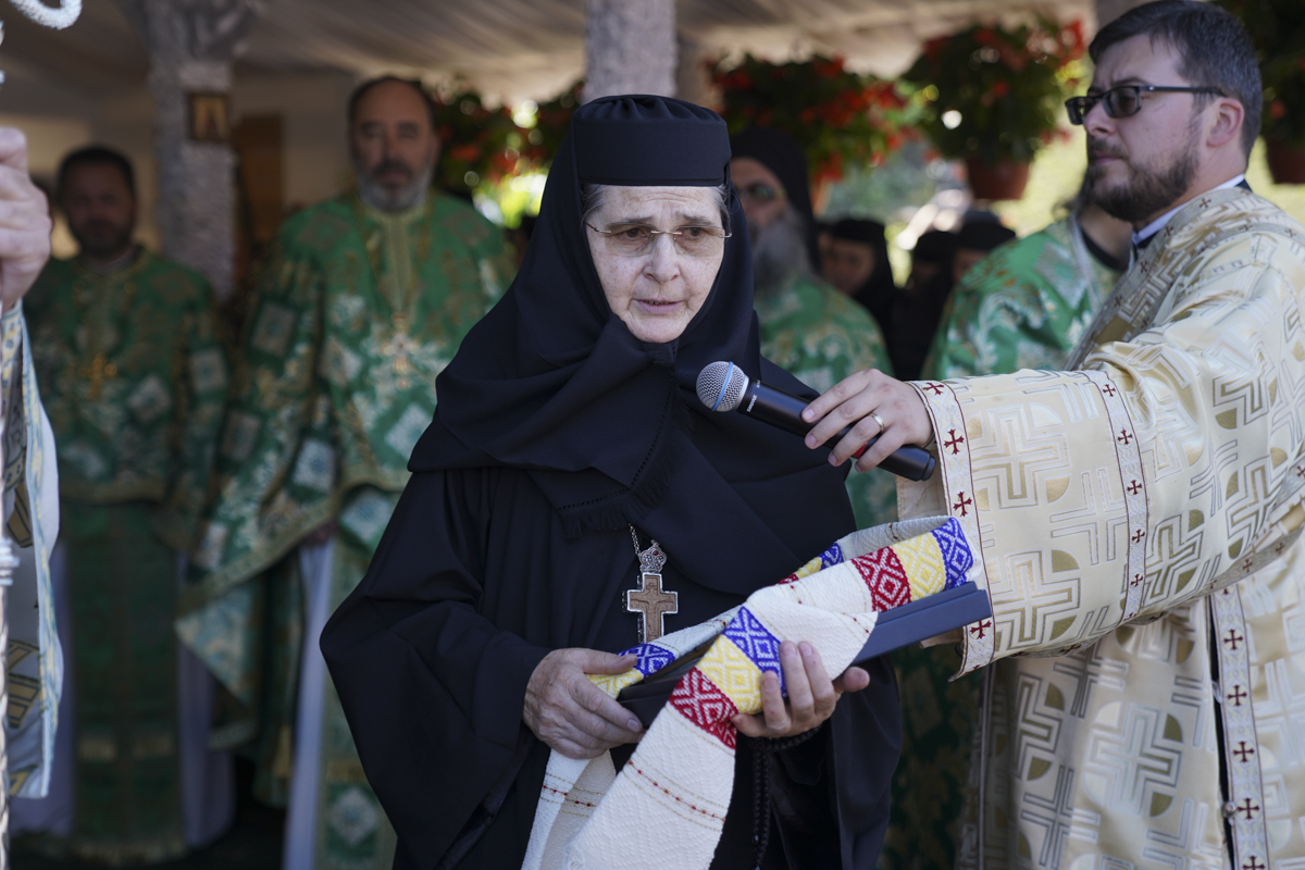 Foto: Constantin Comici Sărbătoare la Crăiniceni: „Mergând pe urmele Sfântului Ioan Iacob Românul și Hozevitul, și noi devenim însetați după lumină”