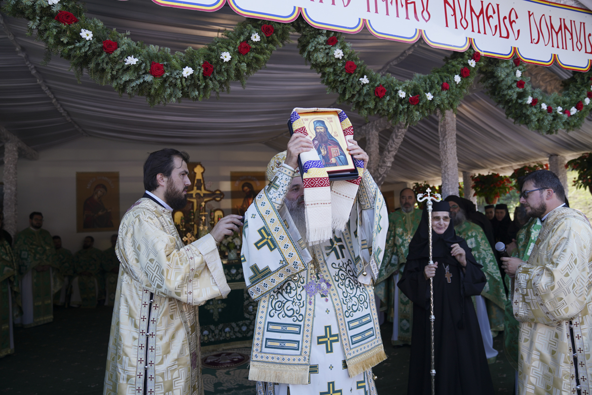 Foto: Constantin Comici Sărbătoare la Crăiniceni: „Mergând pe urmele Sfântului Ioan Iacob Românul și Hozevitul, și noi devenim însetați după lumină”