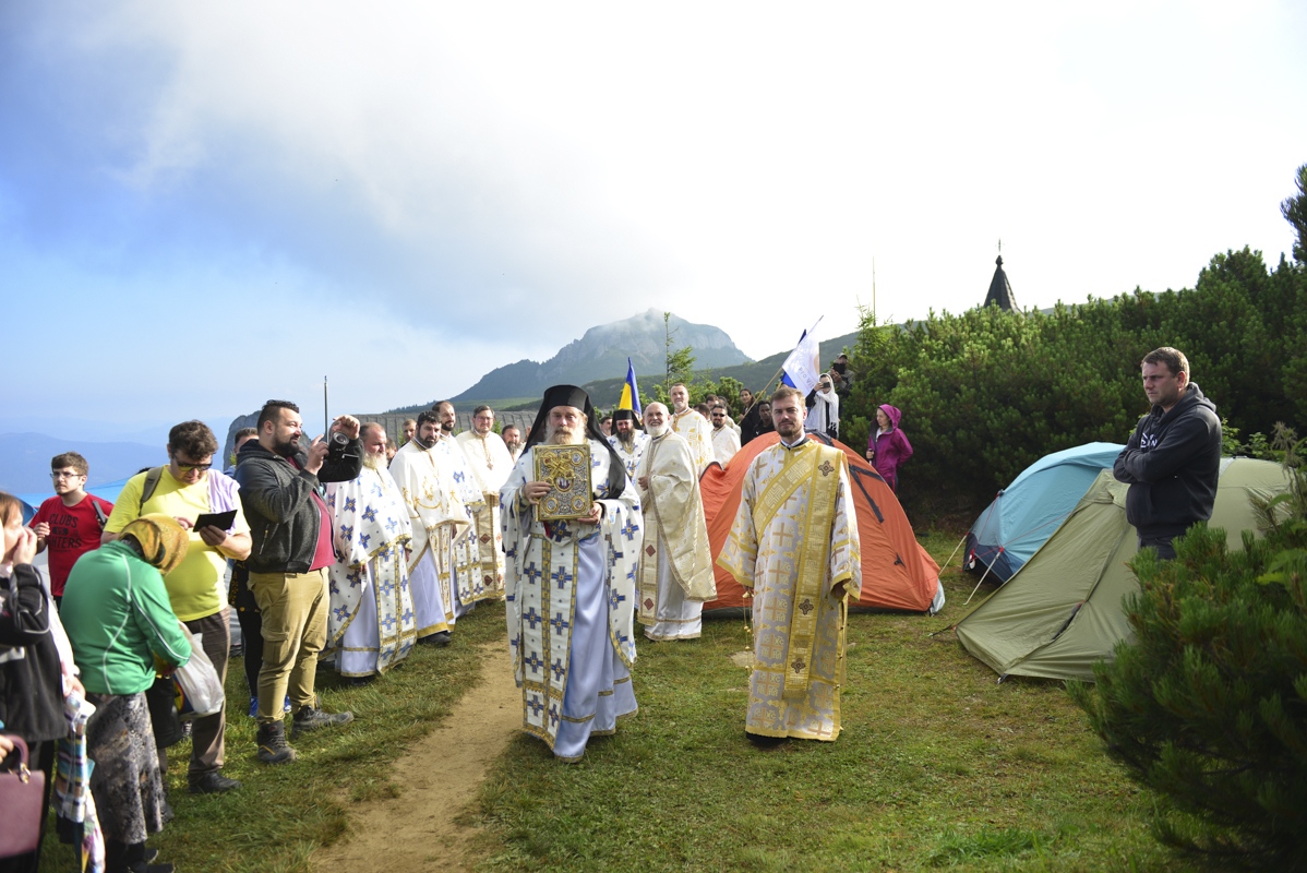 IPS Părinte Casian, la slujba hramului mănăstirii situate la 1800 metri altitudine: „Taborul României este, fără îndoială, Muntele Ceahlău”