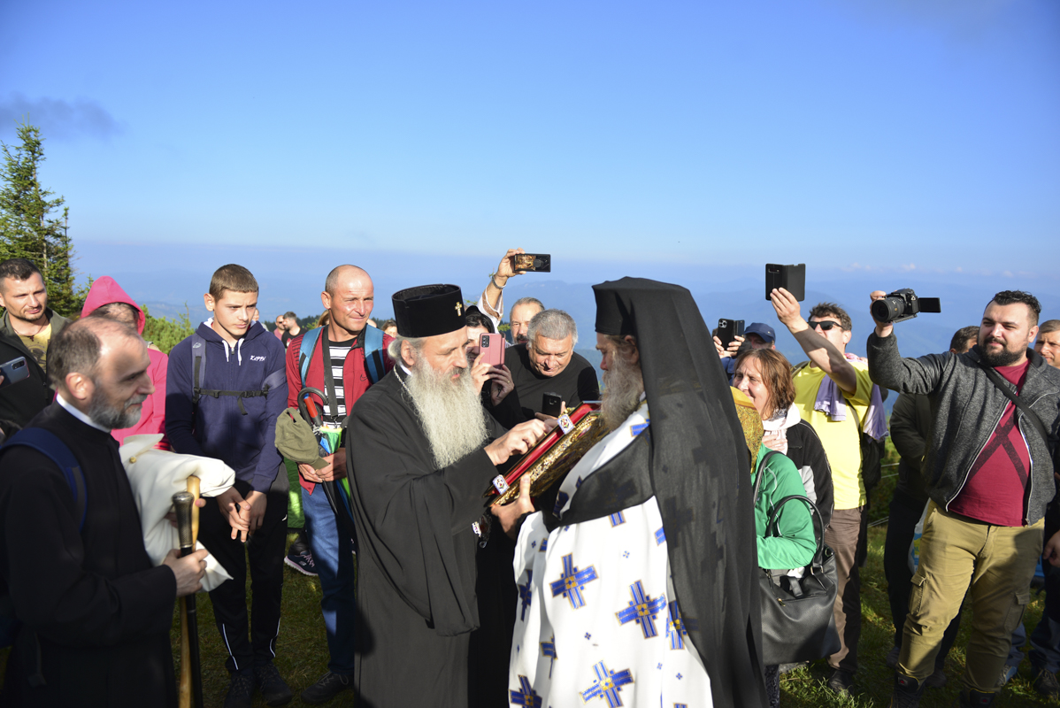 IPS Părinte Casian, la slujba hramului mănăstirii situate la 1800 metri altitudine: „Taborul României este, fără îndoială, Muntele Ceahlău”