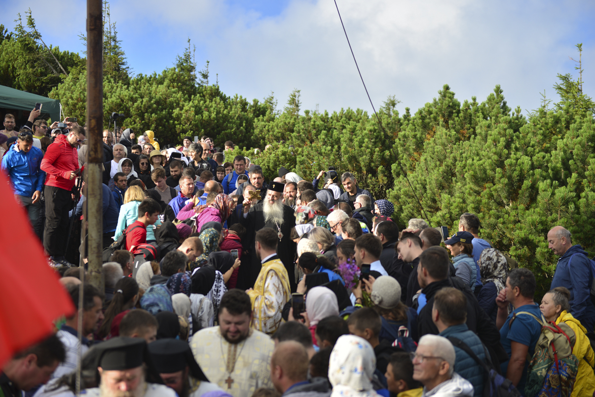 IPS Părinte Casian, la slujba hramului mănăstirii situate la 1800 metri altitudine: „Taborul României este, fără îndoială, Muntele Ceahlău”