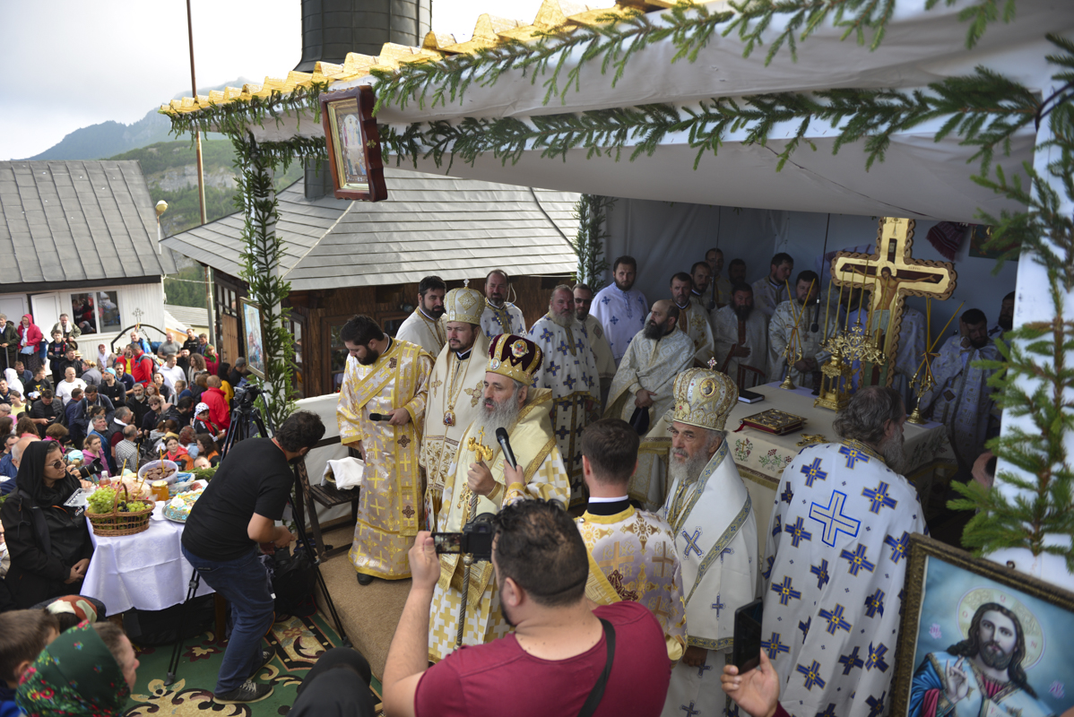 IPS Părinte Casian, la slujba hramului mănăstirii situate la 1800 metri altitudine: „Taborul României este, fără îndoială, Muntele Ceahlău”