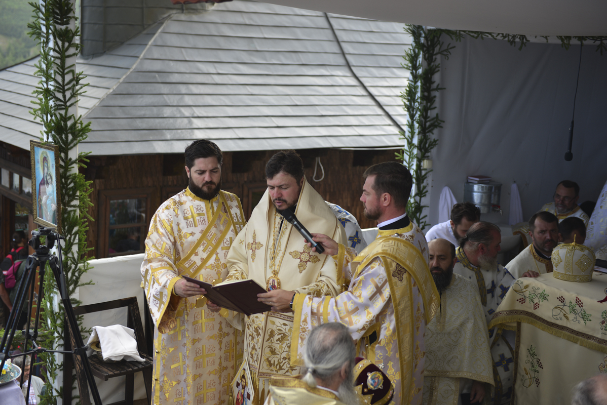IPS Părinte Casian, la slujba hramului mănăstirii situate la 1800 metri altitudine: „Taborul României este, fără îndoială, Muntele Ceahlău”