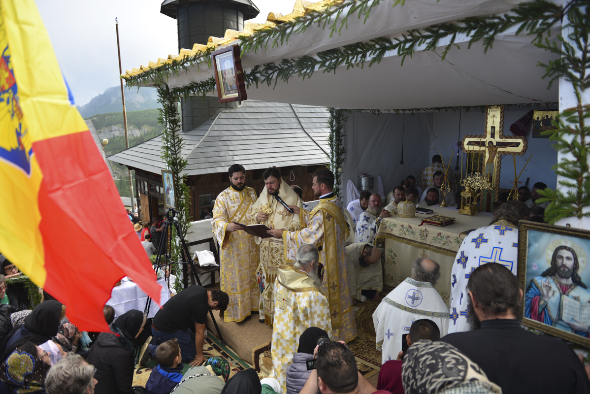 IPS Părinte Casian, la slujba hramului mănăstirii situate la 1800 metri altitudine: „Taborul României este, fără îndoială, Muntele Ceahlău”
