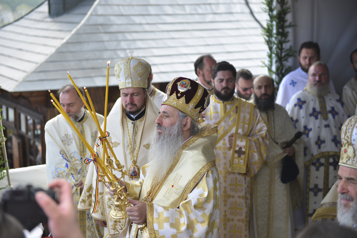 IPS Părinte Casian, la slujba hramului mănăstirii situate la 1800 metri altitudine: „Taborul României este, fără îndoială, Muntele Ceahlău”