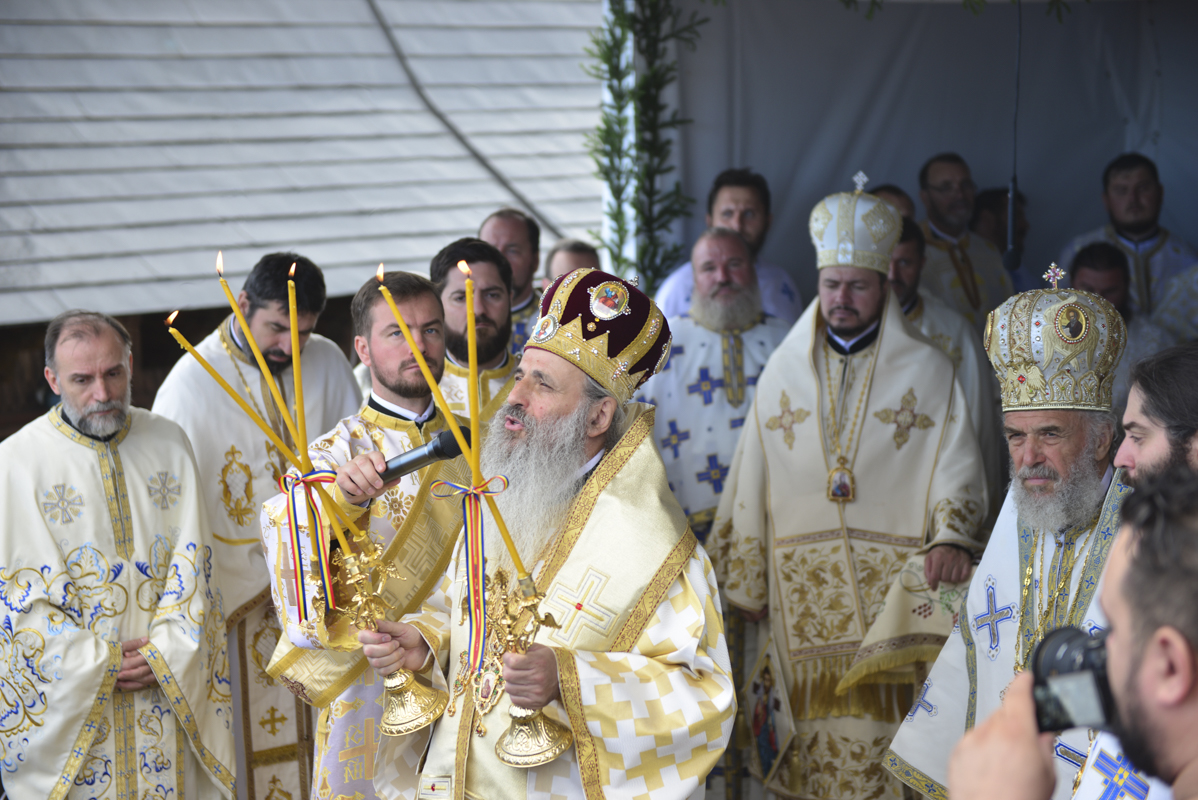 IPS Părinte Casian, la slujba hramului mănăstirii situate la 1800 metri altitudine: „Taborul României este, fără îndoială, Muntele Ceahlău”