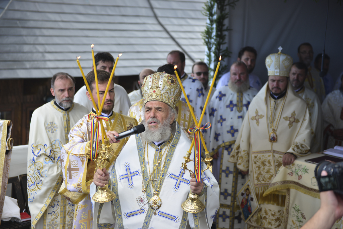 IPS Părinte Casian, la slujba hramului mănăstirii situate la 1800 metri altitudine: „Taborul României este, fără îndoială, Muntele Ceahlău”