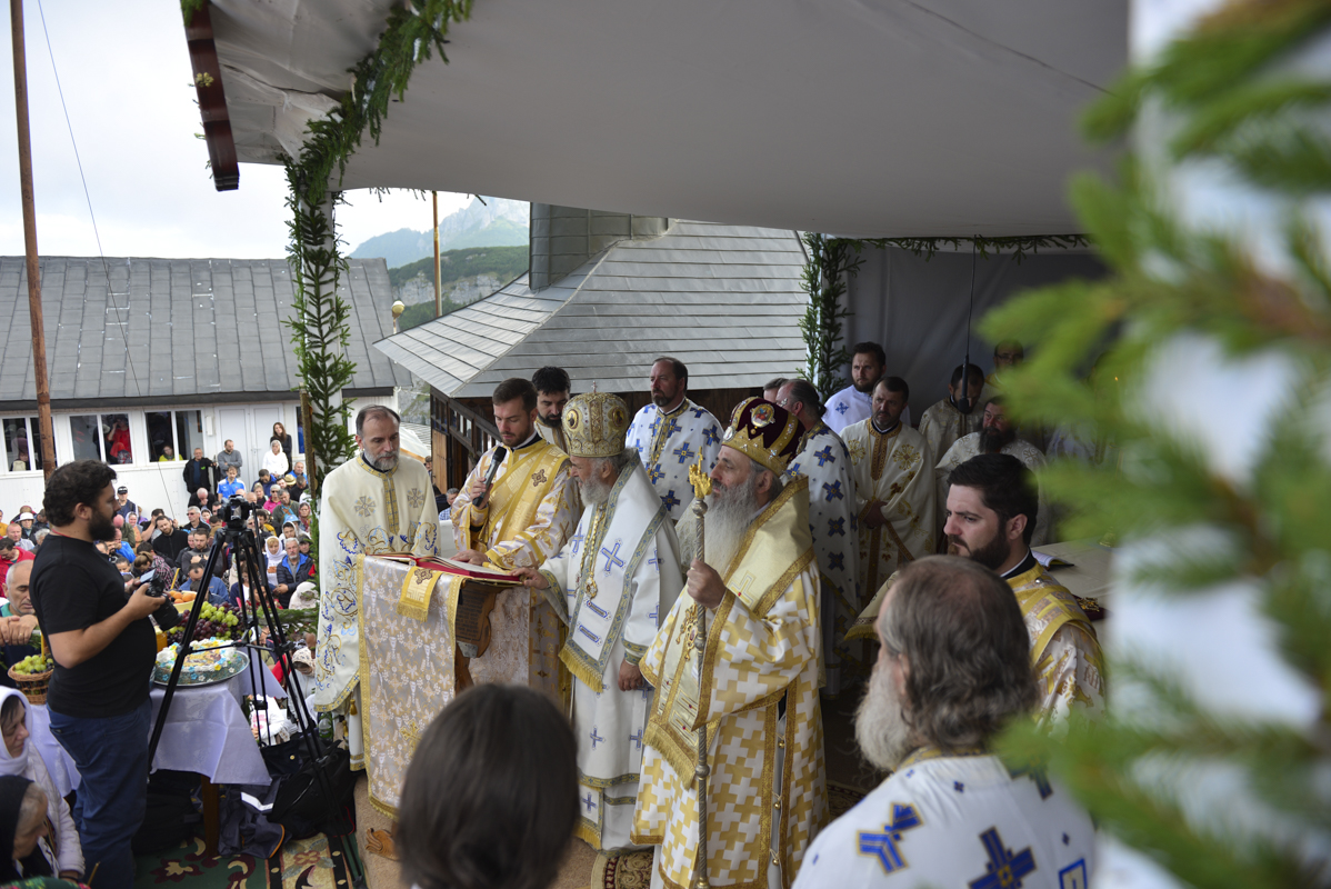 IPS Părinte Casian, la slujba hramului mănăstirii situate la 1800 metri altitudine: „Taborul României este, fără îndoială, Muntele Ceahlău”