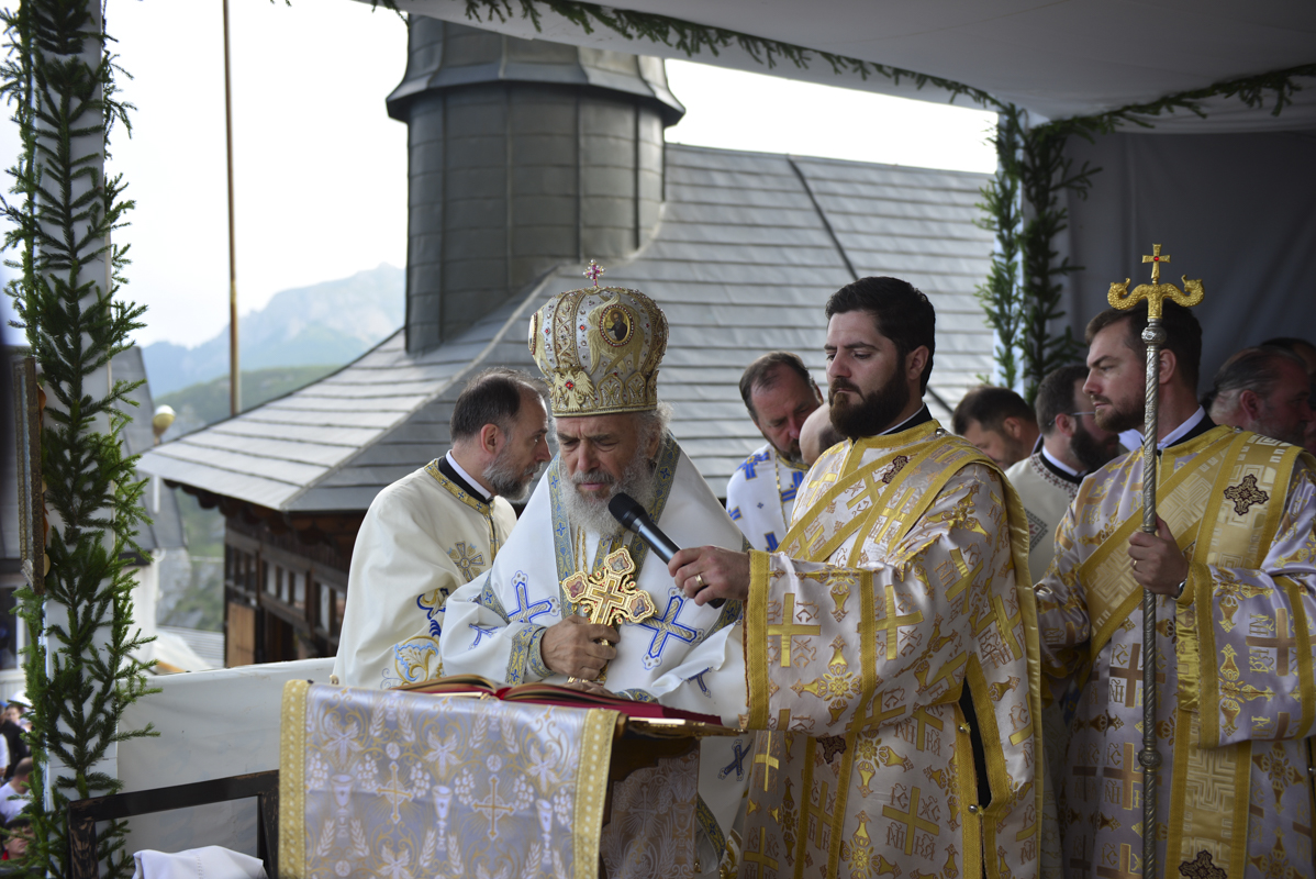 IPS Părinte Casian, la slujba hramului mănăstirii situate la 1800 metri altitudine: „Taborul României este, fără îndoială, Muntele Ceahlău”