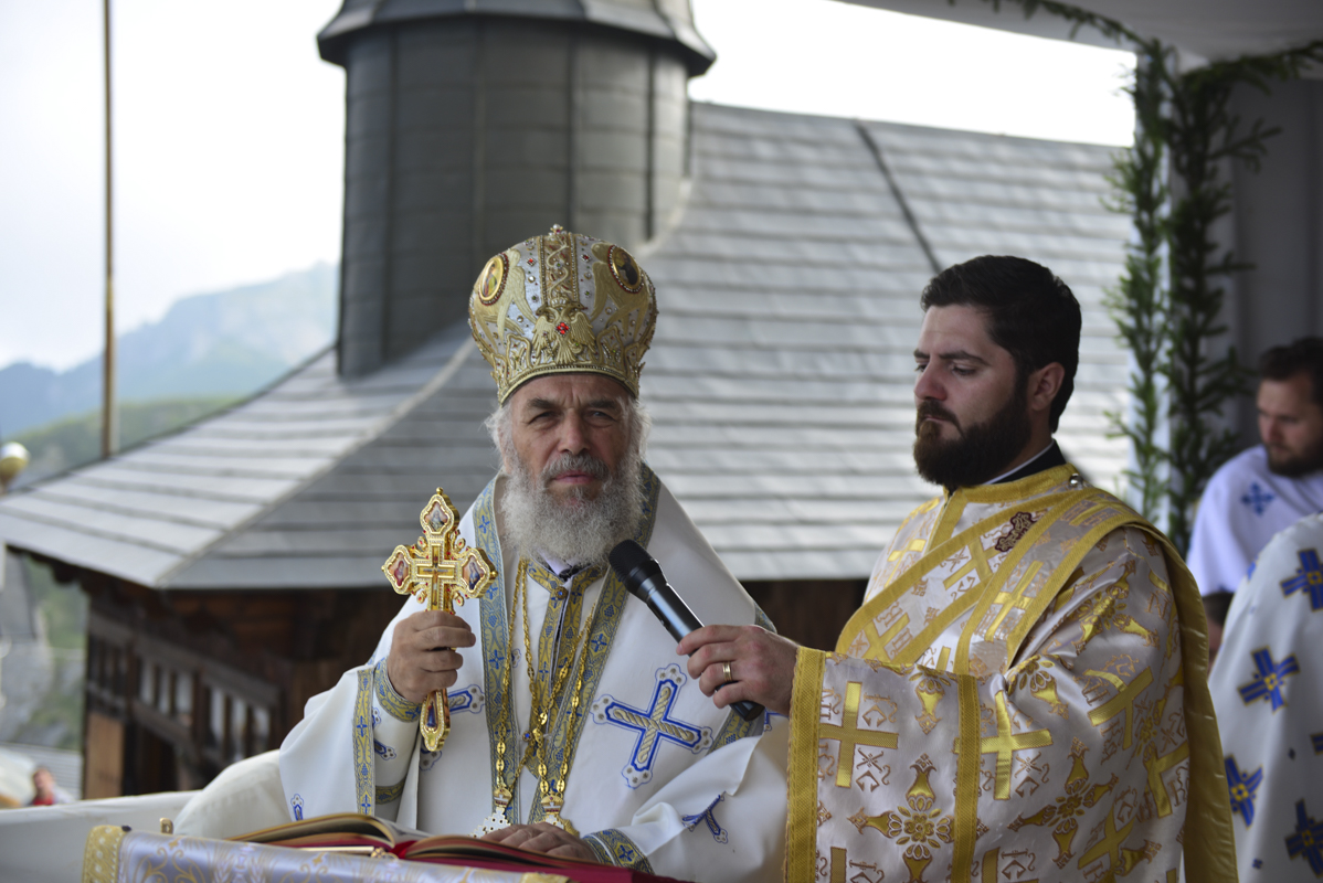 IPS Părinte Casian, la slujba hramului mănăstirii situate la 1800 metri altitudine: „Taborul României este, fără îndoială, Muntele Ceahlău”