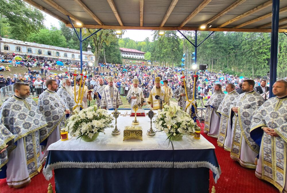 Foto: mitropolia-clujului.ro Mitropolitul Andrei, la hramul Mănăstirii Nicula: „Să o rugăm pe Maica Domnului să intervină la Fiul ei ca să curme suferința din lume”