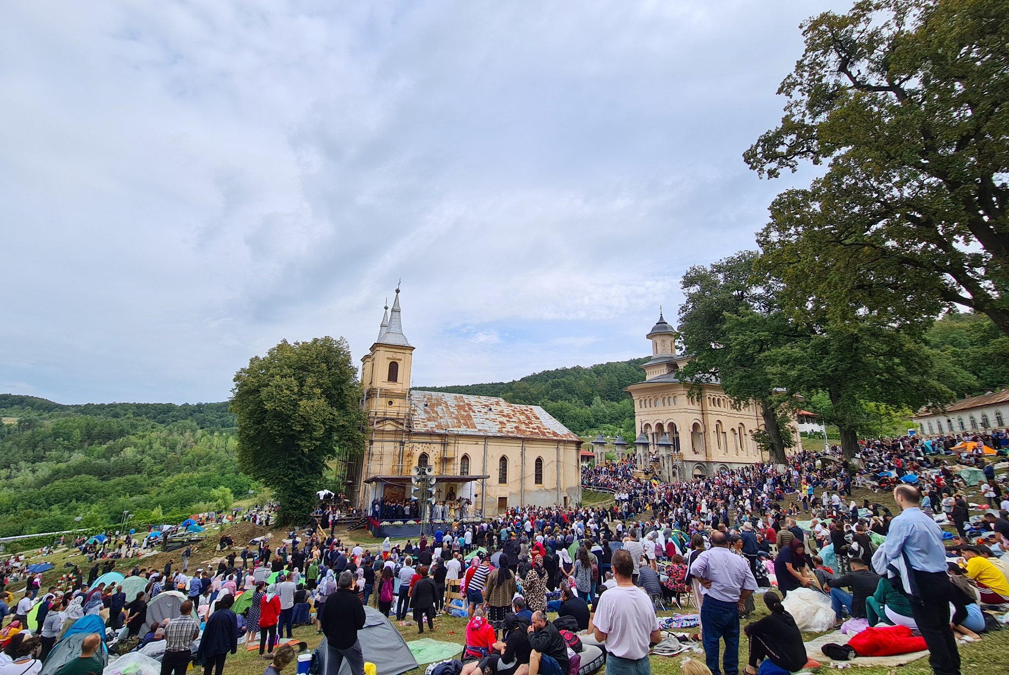 Mitropolitul Andrei, la hramul Mănăstirii Nicula: „Să o rugăm pe Maica Domnului să intervină la Fiul ei ca să curme suferința din lume”