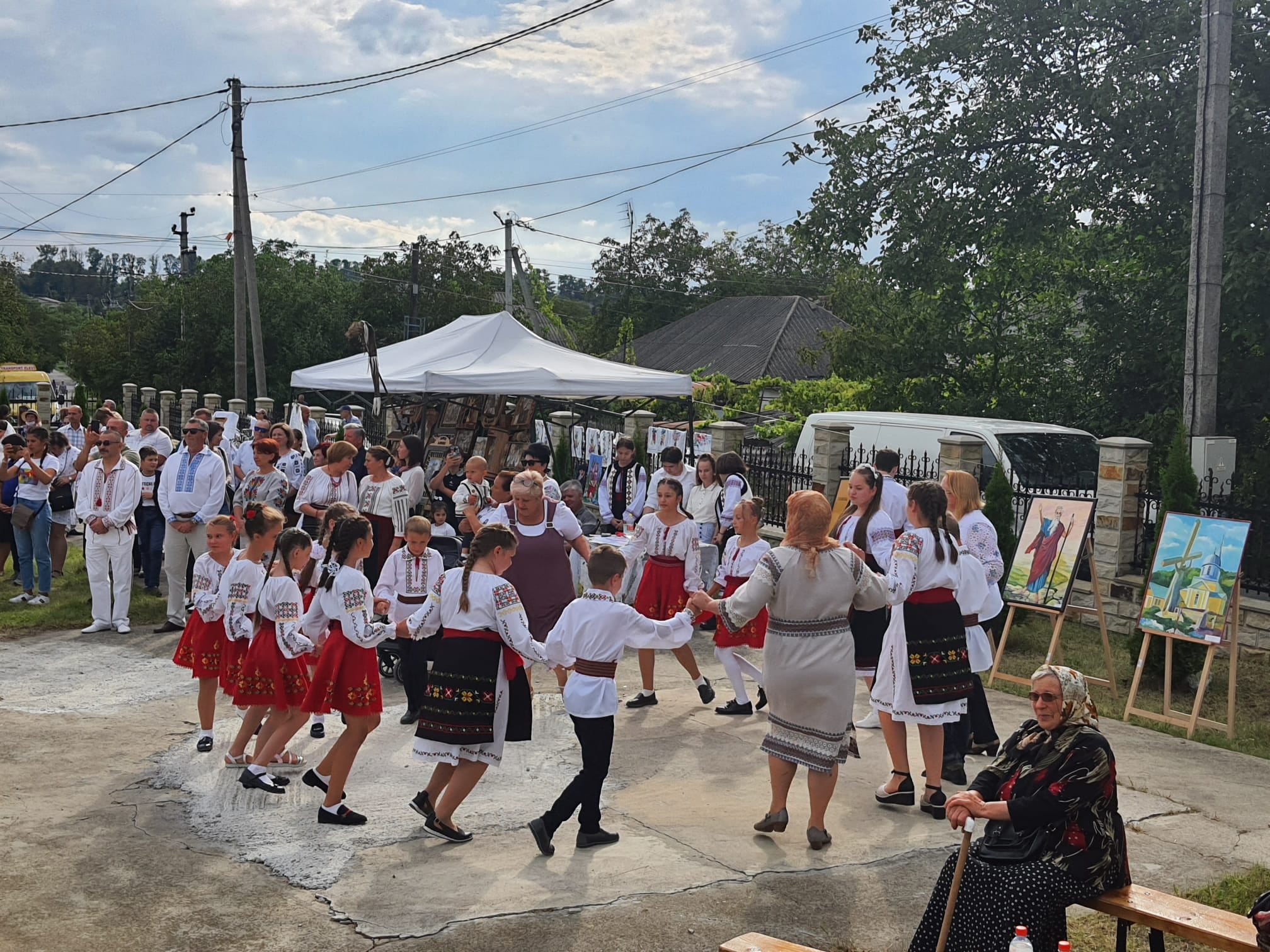 Episcopia de Bălţi organizează Festivalul „Ia românească în fiecare casă” Episcopia de Bălţi organizează Festivalul „Ia românească în fiecare casă”