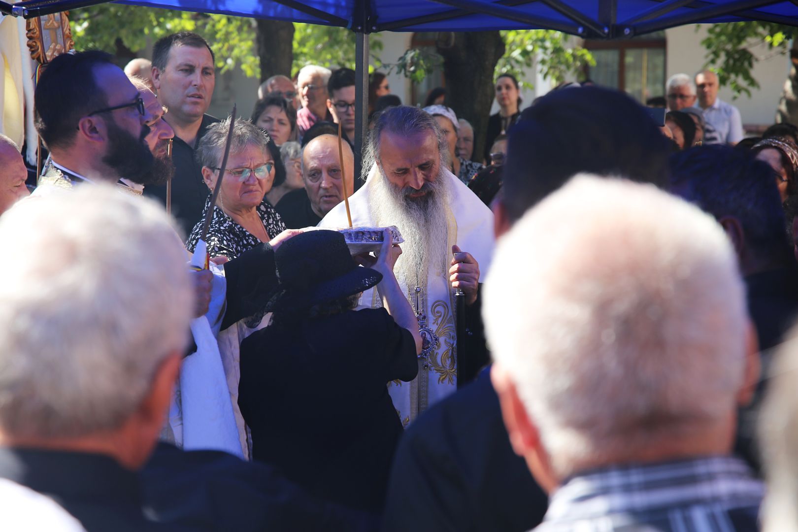 Părintele Mihai Carp de la Parohia Lețcani a fost condus pe ultimul drum