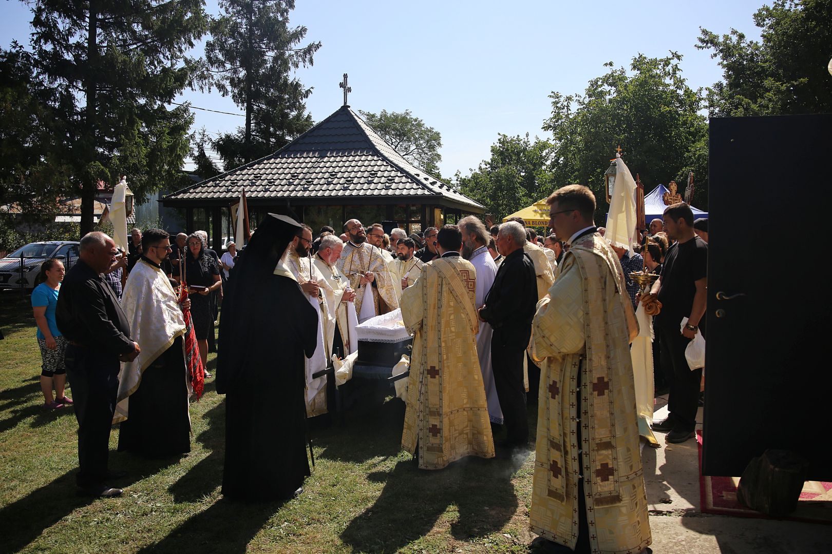 Părintele Mihai Carp de la Parohia Lețcani a fost condus pe ultimul drum